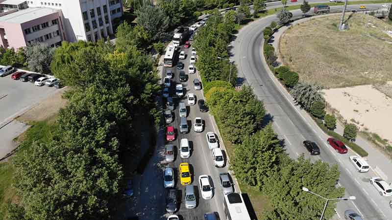 Yoğunluğu azaltmak için kavşaklarda trafik ekipleri görev aldı. Sınav merkezlerinden biri olan Eskişehir Osmangazi Üniversitesi’nin girişinde oluşan araç kuyruğu dron ile havadan görüntülendi.