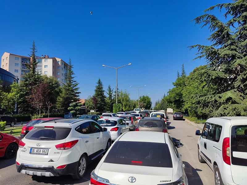 Eskişehir’de, Kamu Personeli Seçme Sınavı (KPSS) öncesinde sınav merkezlerine giden yollarda yoğun araç trafiği oluştu.