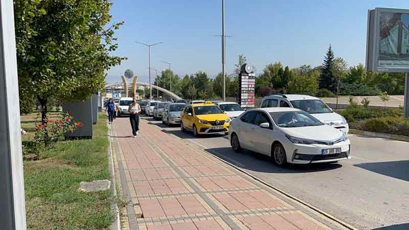 Eskişehir’de, Kamu Personeli Seçme Sınavı (KPSS) öncesinde sınav merkezlerine giden yollarda yoğun araç trafiği oluştu.