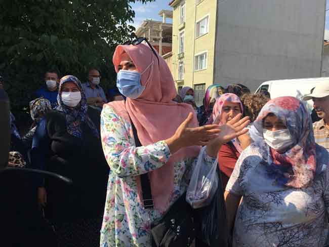 Eskişehir’in 71 Evler mahallesi sakinleri, gerekli izinler alınmasına rağmen Pazarcılar Odası tarafından engellendiği iddia edilerek kurulamayan halk pazarı için bugün de bir araya gelerek yaşananlara tepki gösterdi.