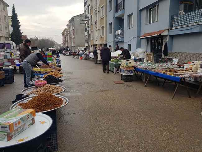 Vatandaşlar arasında ’semt pazarlarına akşam gidilir’ diye bir algı var. Hâlbuki bir sabah 8’den sonra arkadaşlarımız tezgâhlarını açıyorlar. Ama insanlar öğleden önce pazara pek uğramıyorlar. Öğleden sonra ise herkes bir anda akın ediyor. Dolaysıyla bu durum hem bu pandemi sebebi ile sağlığımız için tehlikeli, hem de bizim pazarcıların işini de zorlaştırıyor. 