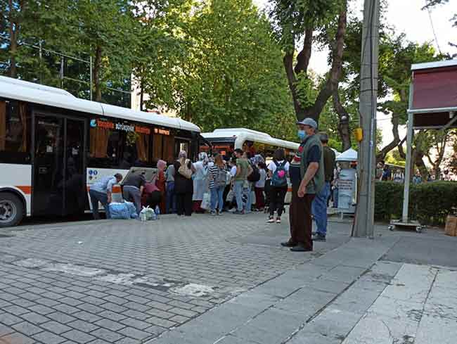 Öte yandan yaşanan yoğunlukta hiçbir yetkilinin uyarmadığı vatandaşlar dakikalarca bu şekilde otobüslere binmek için bekledi.