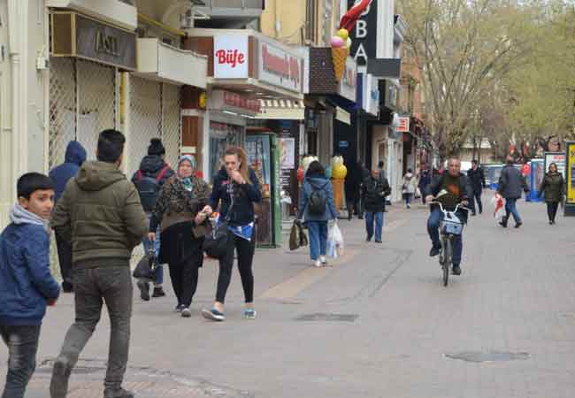 Ancak son günlerde vatandaşlar yeniden sokaklara akın etti. 