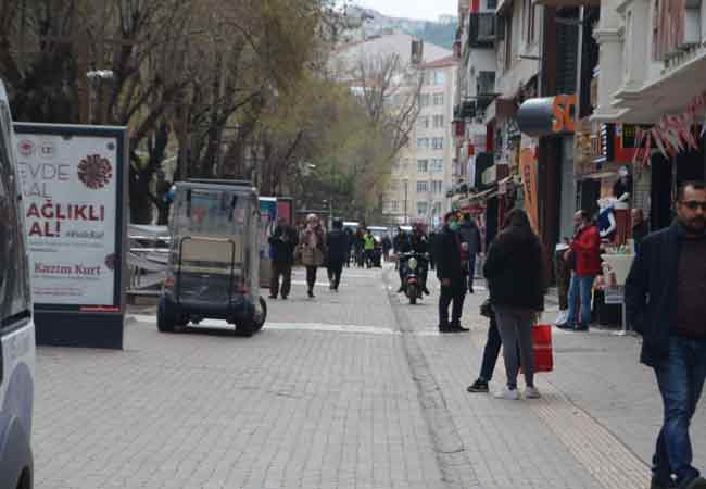  Hamamyolu ve İki Eylül Caddesi yine kalabalıktı.