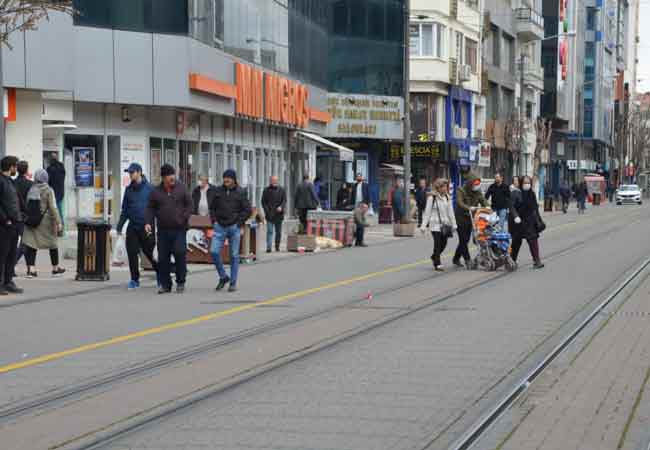 Bazı vatandaşlar maske takarak önlem alırken bazılarının da hiçbir önlem almadığı görüldü. 