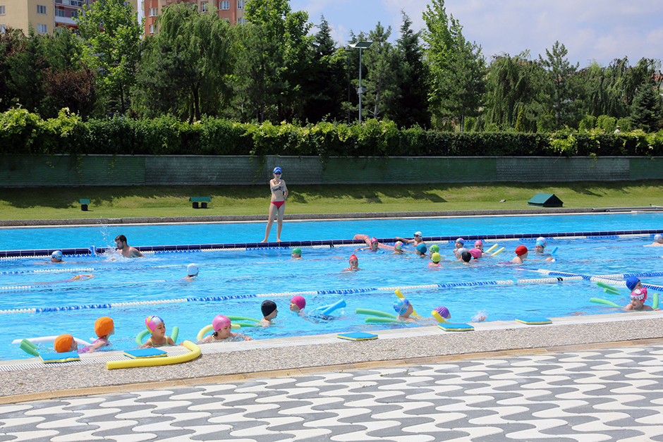 Eskişehir Büyükşehir Belediyesi’nin Kentpark içinde yer alan yapay plajda yürüttüğü hazırlık çalışmaları tamamlandı ve vatandaşların hizmetine sunuldu.