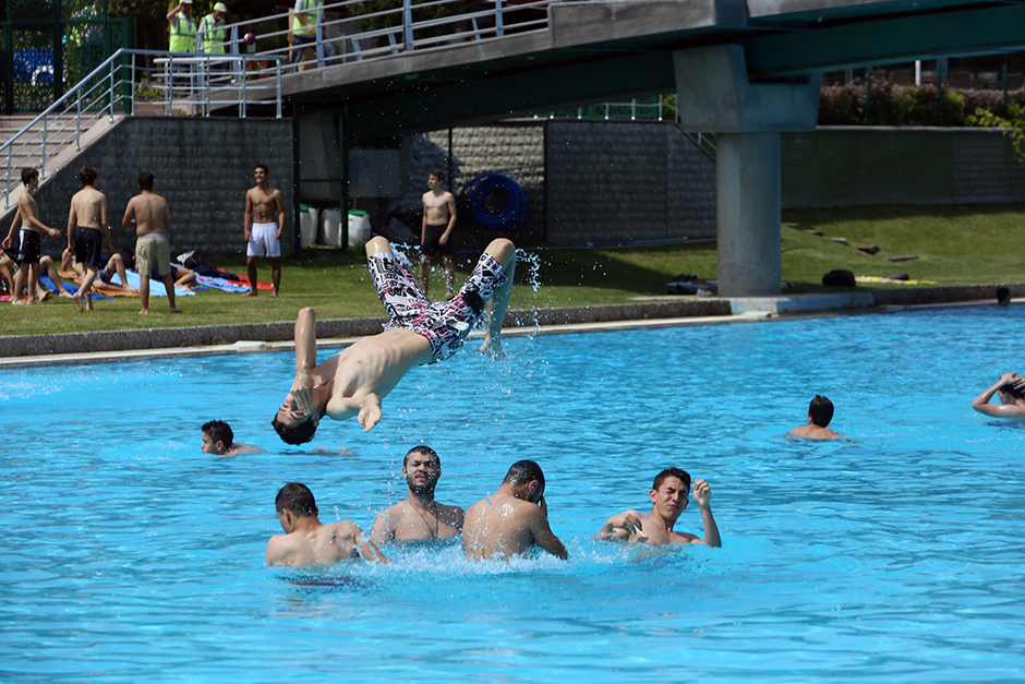 Eskişehir Büyükşehir Belediyesi’nin Kentpark içinde yer alan yapay plajda yürüttüğü hazırlık çalışmaları tamamlandı ve vatandaşların hizmetine sunuldu.