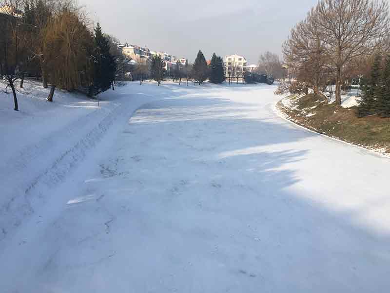 Hava sıcaklığının sıfırın altında seyrettiği Eskişehir’de, bir kısmı buz tutan Porsuk Çayı, beyaz örtüyle kaplandı.