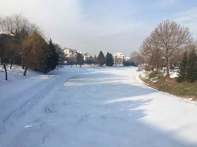 Hava sıcaklığının sıfırın altında seyrettiği Eskişehir’de, bir kısmı buz tutan Porsuk Çayı, beyaz örtüyle kaplandı.