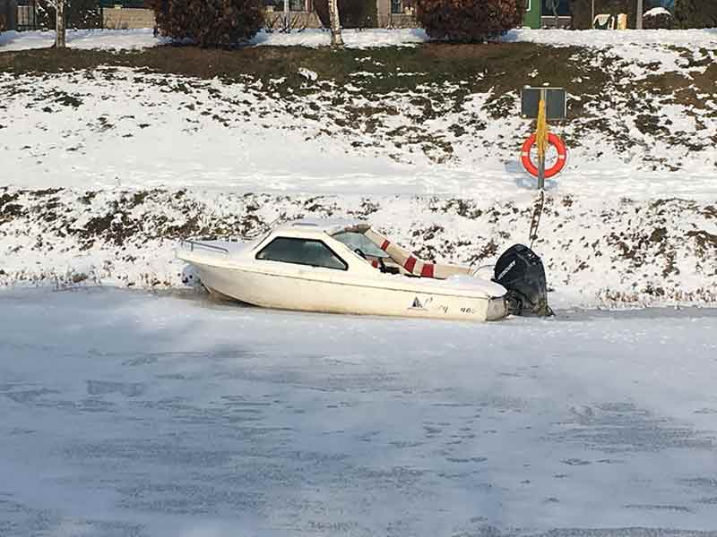 Hava sıcaklığının sıfırın altında seyrettiği Eskişehir’de, bir kısmı buz tutan Porsuk Çayı, beyaz örtüyle kaplandı.