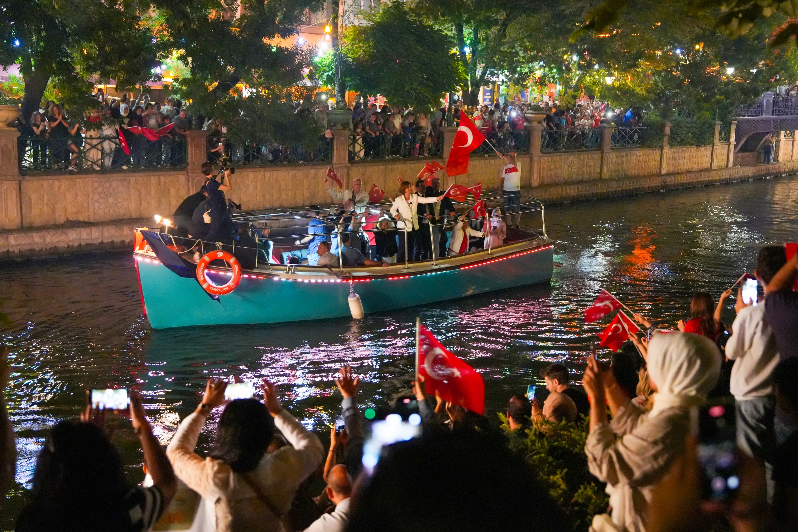 30 Ağustos Zafer Bayramı’nın 102. yıl dönümü nedeniyle Porsuk Çayı’nda düzenlenen Fener Alayı büyük bir coşkuya sahne oldu. Porsuk Çayı'nın etrafını dolduran binlerce Eskişehirli' ye seslenen Başkan Ayşe Ünlüce, “30 Ağustos Zafer Bayramımız kutlu olsun! Bu gece ne kadar güzelsin Eskişehir!” dedi.