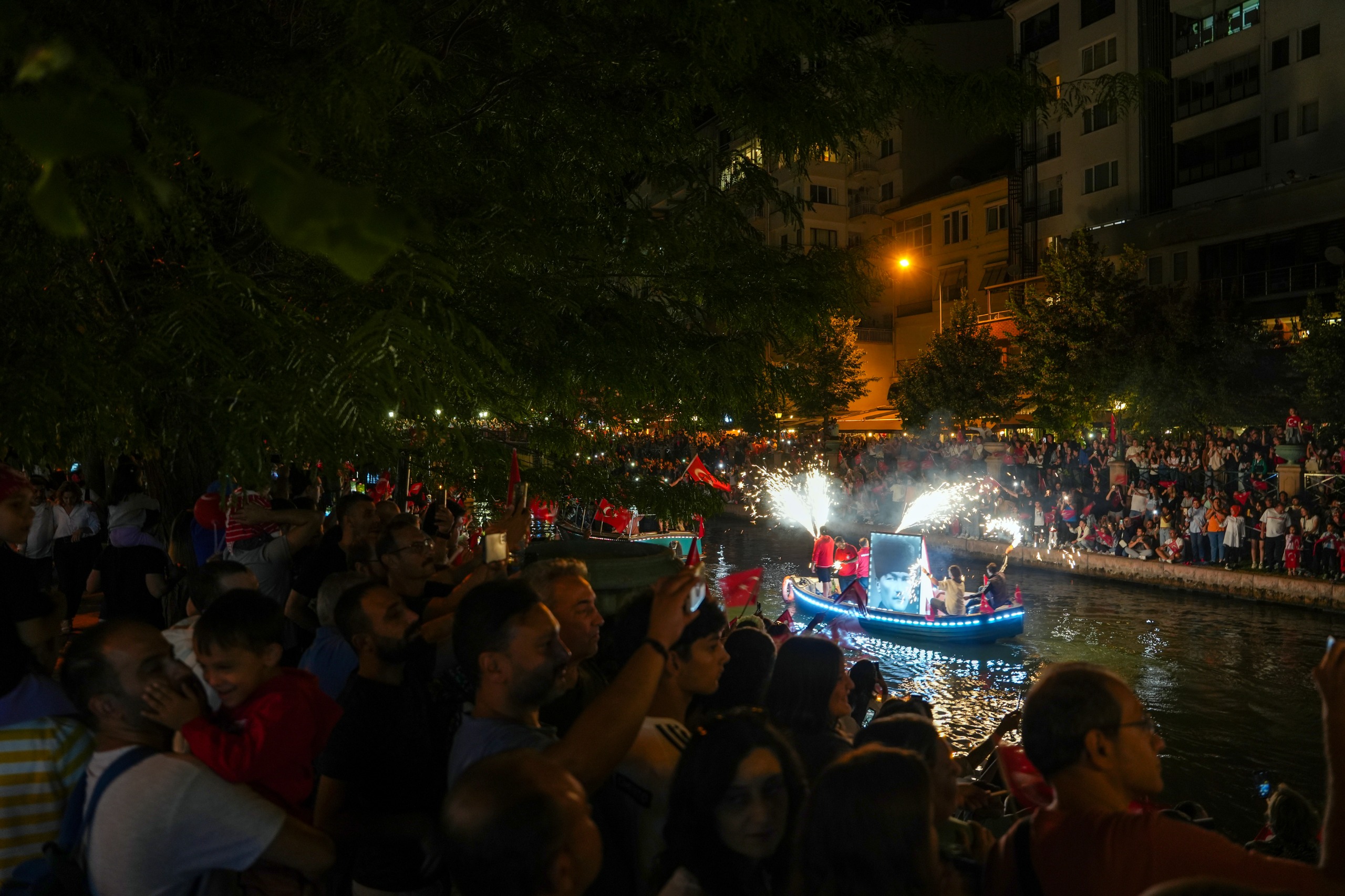 30 Ağustos Zafer Bayramı’nın 102. yıl dönümü nedeniyle Porsuk Çayı’nda düzenlenen Fener Alayı büyük bir coşkuya sahne oldu. Porsuk Çayı'nın etrafını dolduran binlerce Eskişehirli' ye seslenen Başkan Ayşe Ünlüce, “30 Ağustos Zafer Bayramımız kutlu olsun! Bu gece ne kadar güzelsin Eskişehir!” dedi.