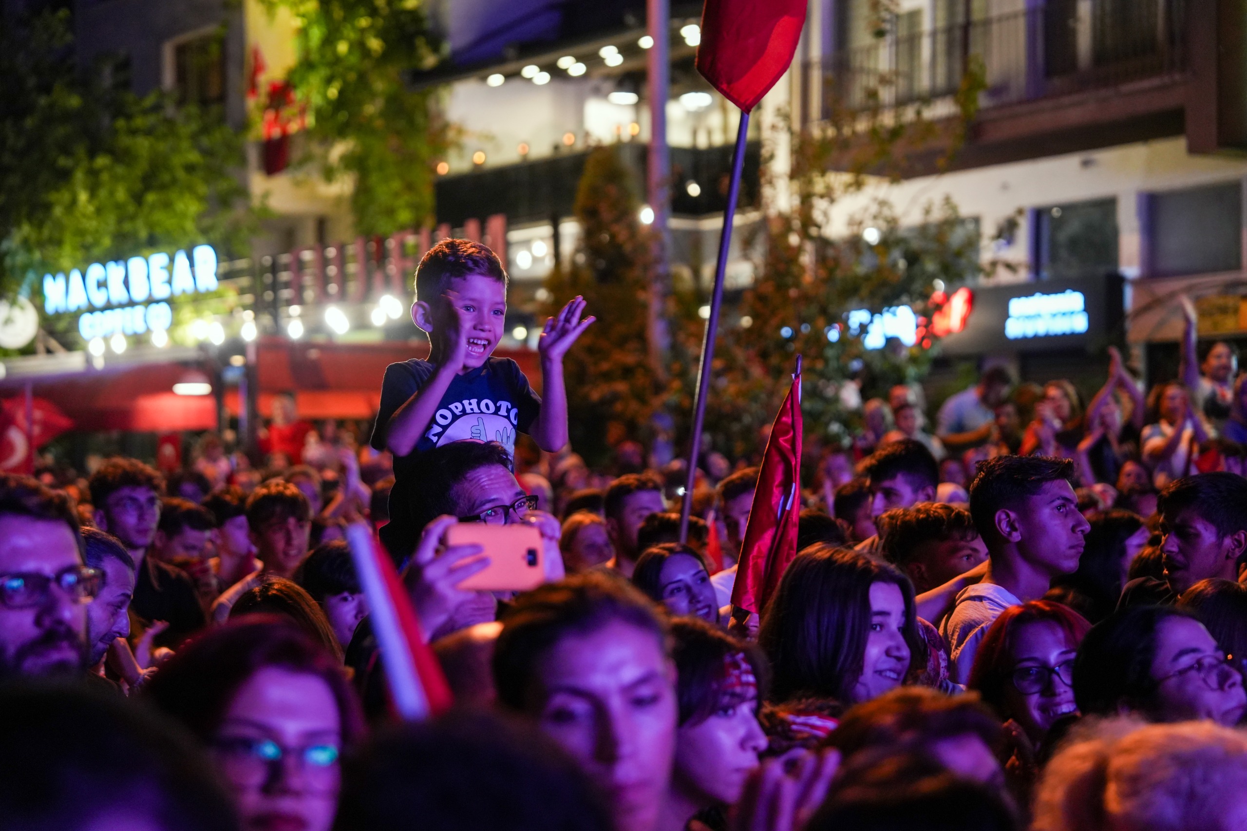 30 Ağustos Zafer Bayramı’nın 102. yıl dönümü nedeniyle Porsuk Çayı’nda düzenlenen Fener Alayı büyük bir coşkuya sahne oldu. Porsuk Çayı'nın etrafını dolduran binlerce Eskişehirli' ye seslenen Başkan Ayşe Ünlüce, “30 Ağustos Zafer Bayramımız kutlu olsun! Bu gece ne kadar güzelsin Eskişehir!” dedi.