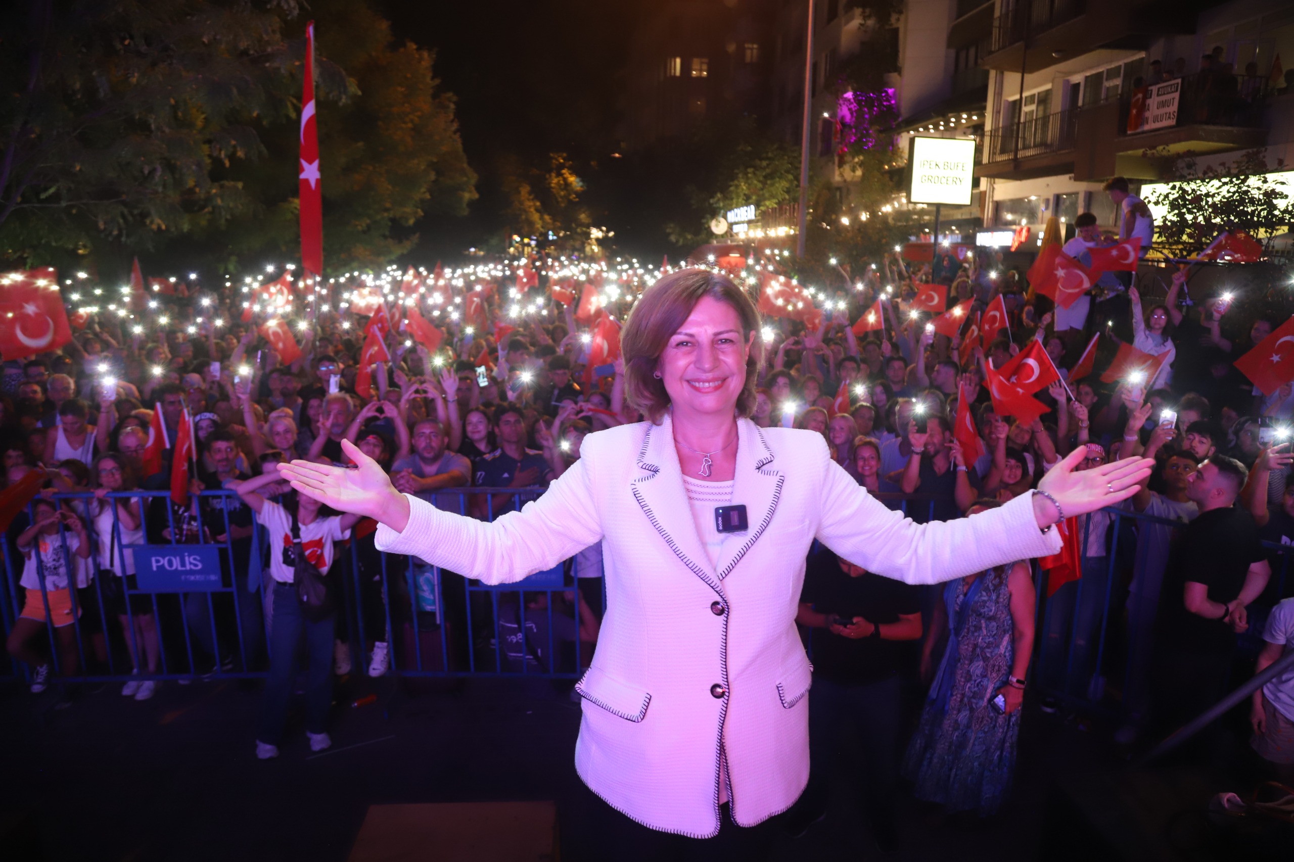 30 Ağustos Zafer Bayramı’nın 102. yıl dönümü nedeniyle Porsuk Çayı’nda düzenlenen Fener Alayı büyük bir coşkuya sahne oldu. Porsuk Çayı'nın etrafını dolduran binlerce Eskişehirli' ye seslenen Başkan Ayşe Ünlüce, “30 Ağustos Zafer Bayramımız kutlu olsun! Bu gece ne kadar güzelsin Eskişehir!” dedi.