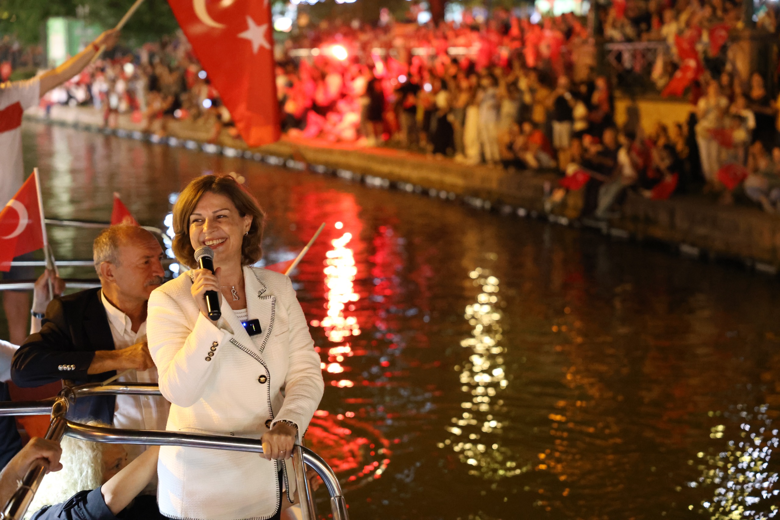 30 Ağustos Zafer Bayramı’nın 102. yıl dönümü nedeniyle Porsuk Çayı’nda düzenlenen Fener Alayı büyük bir coşkuya sahne oldu. Porsuk Çayı'nın etrafını dolduran binlerce Eskişehirli' ye seslenen Başkan Ayşe Ünlüce, “30 Ağustos Zafer Bayramımız kutlu olsun! Bu gece ne kadar güzelsin Eskişehir!” dedi.