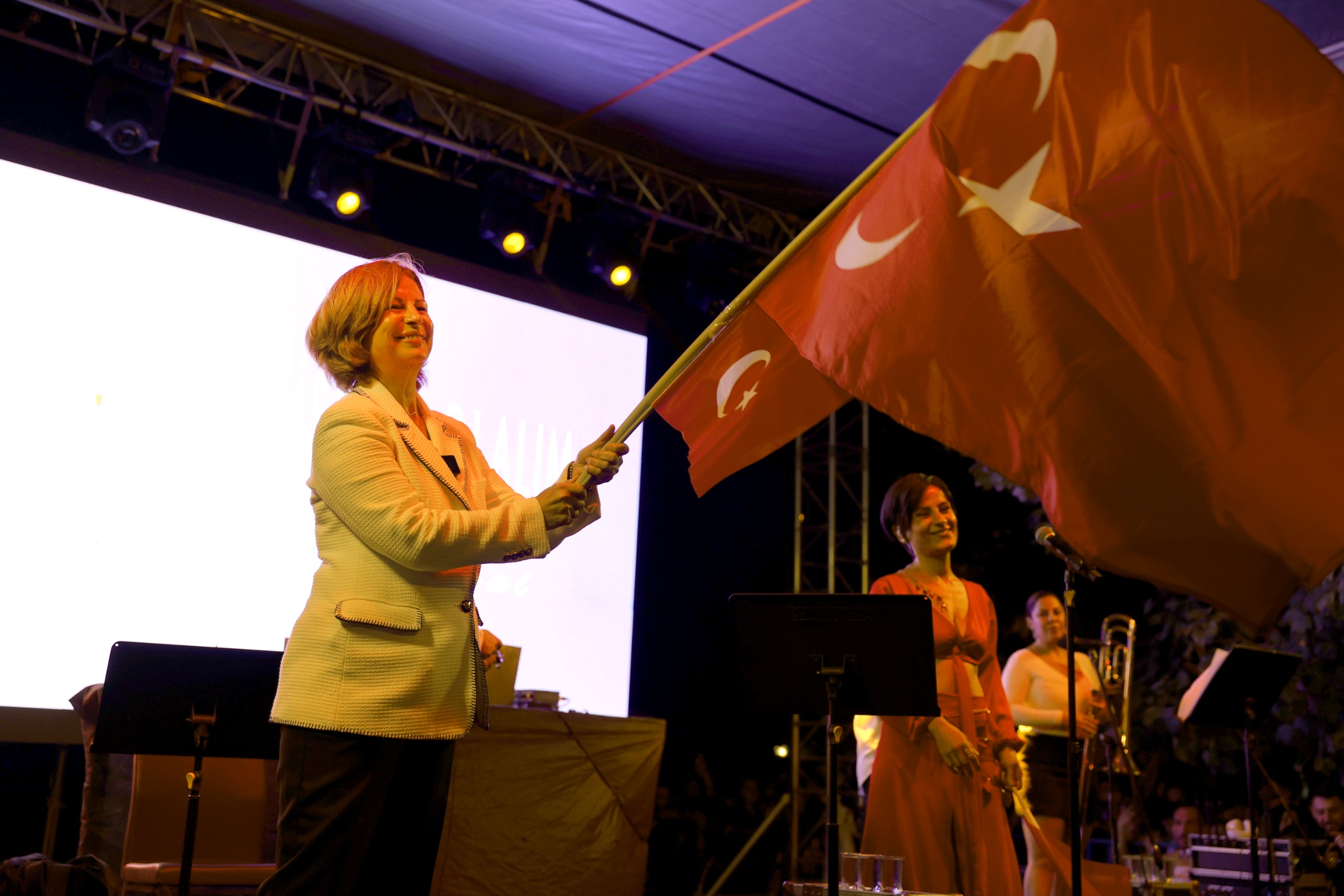 Etkinlikler kapsamında Porsuk Çayı’nda düzenlenen Fener Alayı’na, Eskişehirliler büyük ilgi gösterdi. Porsuk Çayı üzerindeki köprülerde ve kıyılarda yerini alan binlerce Eskişehirli büyük coşkuya ortak oldu.