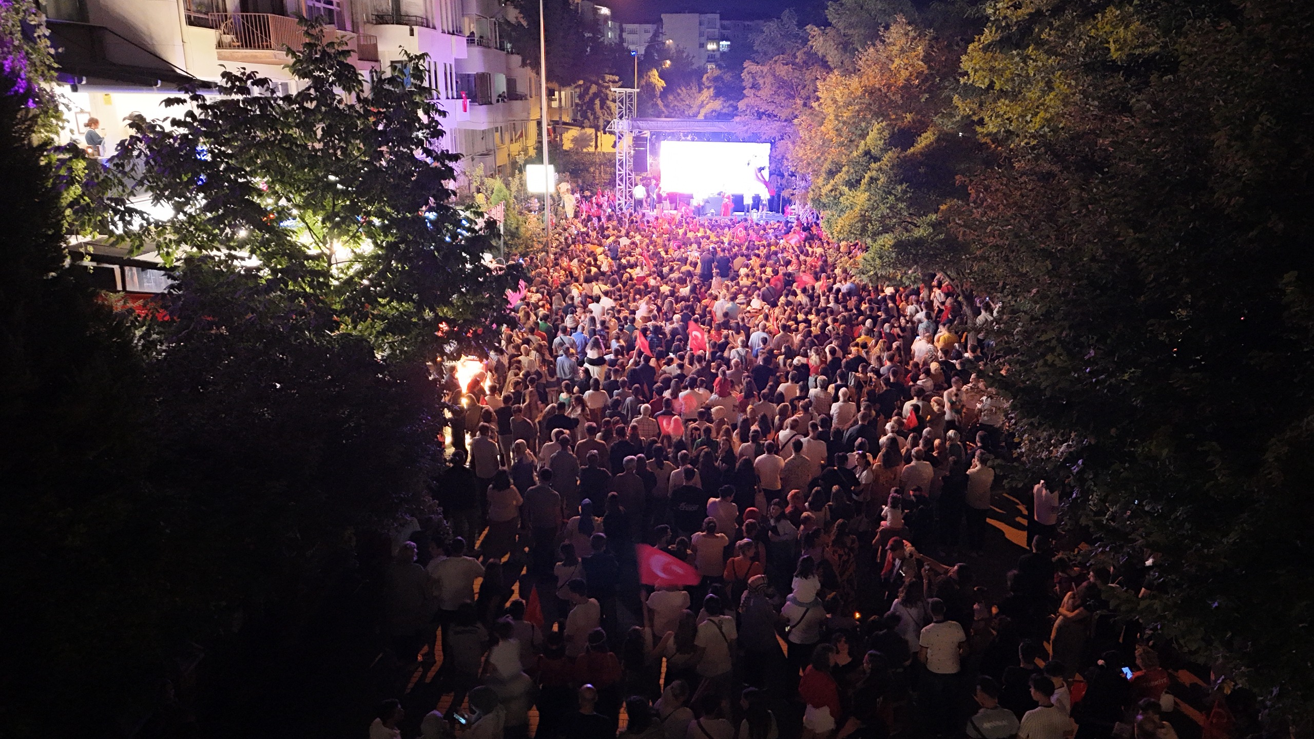 30 Ağustos Zafer Bayramı’nın 102. yıl dönümü nedeniyle Porsuk Çayı’nda düzenlenen Fener Alayı büyük bir coşkuya sahne oldu. Porsuk Çayı'nın etrafını dolduran binlerce Eskişehirli' ye seslenen Başkan Ayşe Ünlüce, “30 Ağustos Zafer Bayramımız kutlu olsun! Bu gece ne kadar güzelsin Eskişehir!” dedi.