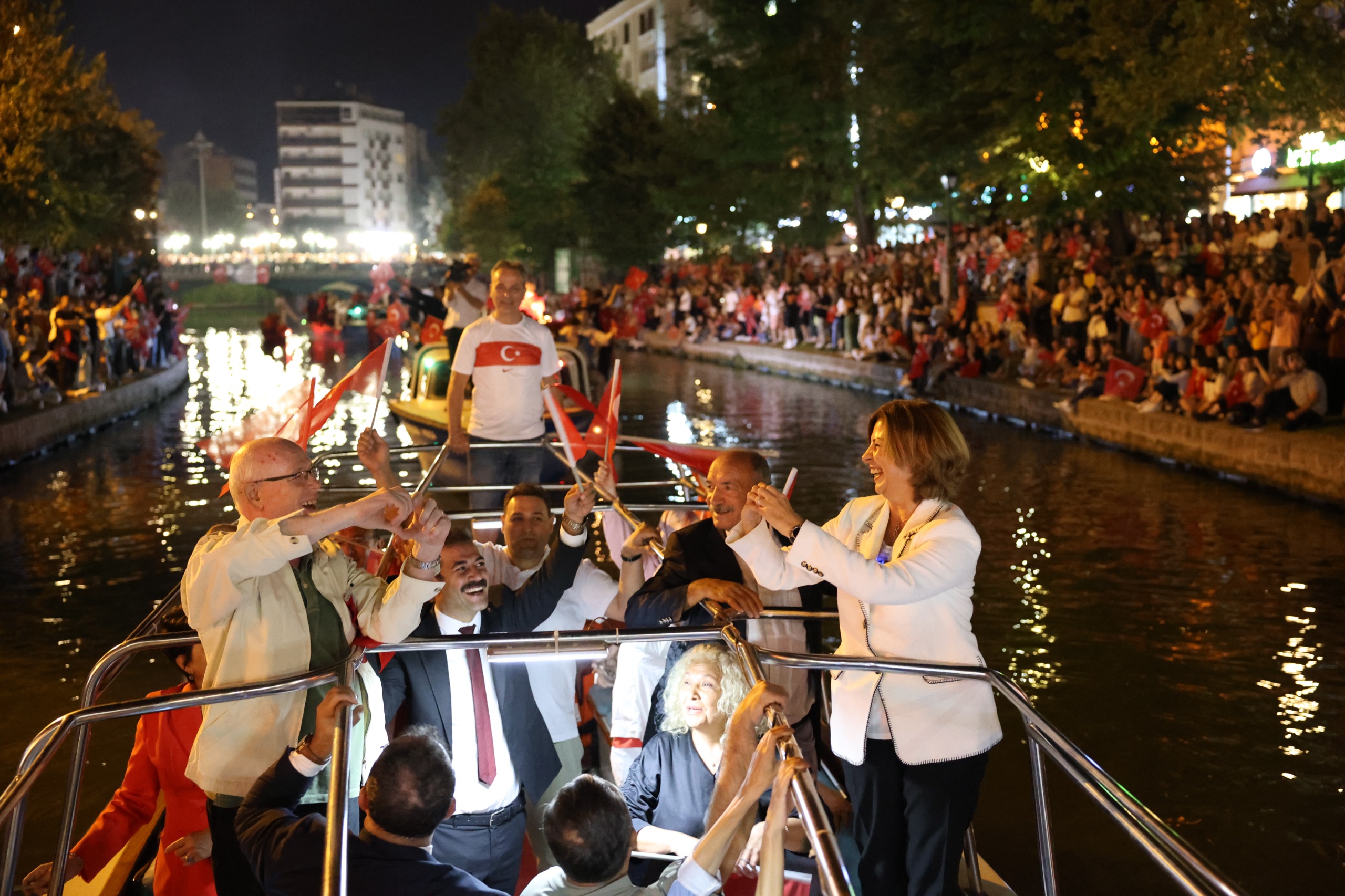 Başkan Ünlüce de sahnede Dilek Kavraal ve orkestrasına muhteşem konser nedeniyle teşekkür ederek izleyicilerin 30 Ağustos Zafer Bayramı'nı kutladı.