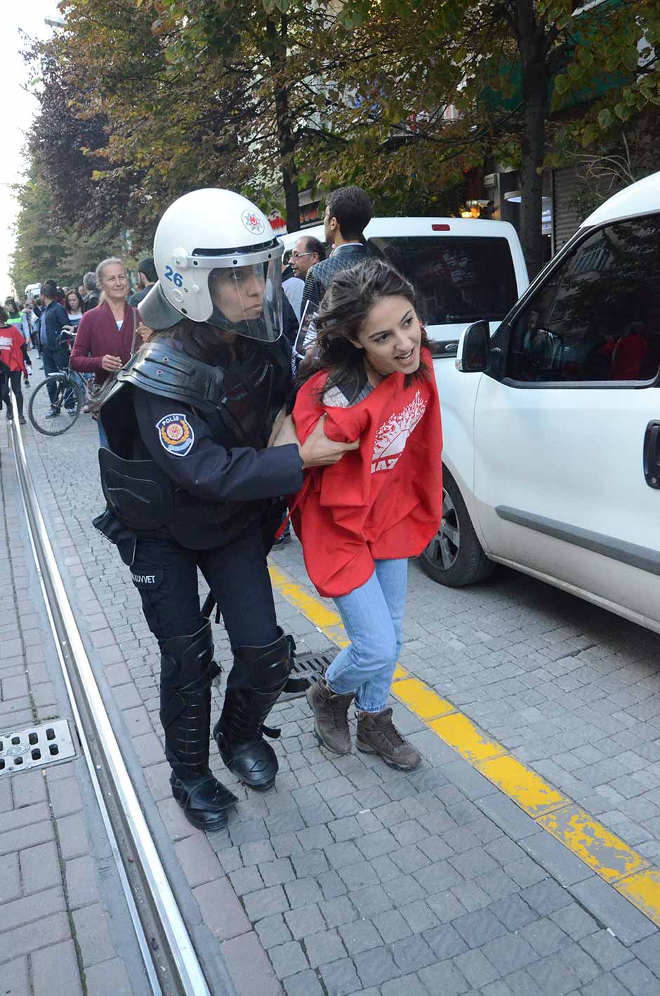 Eskişehir'de izinsiz bildiri dağıttıkları gerekçesiyle 25 kişi gözaltına alındı.