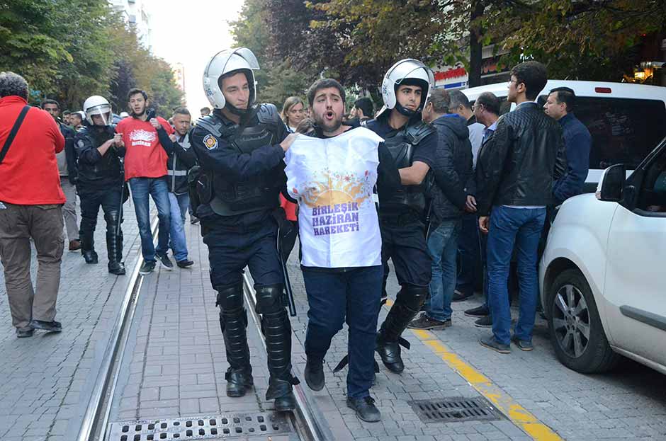 Eskişehir'de izinsiz bildiri dağıttıkları gerekçesiyle 25 kişi gözaltına alındı.