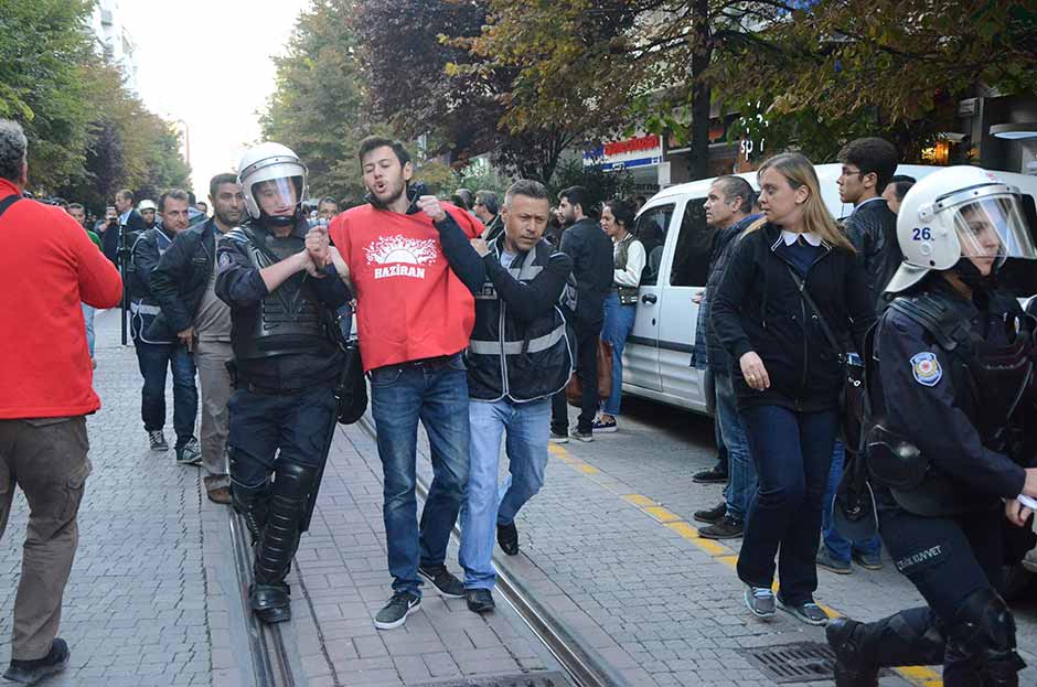 Eskişehir'de izinsiz bildiri dağıttıkları gerekçesiyle 25 kişi gözaltına alındı.