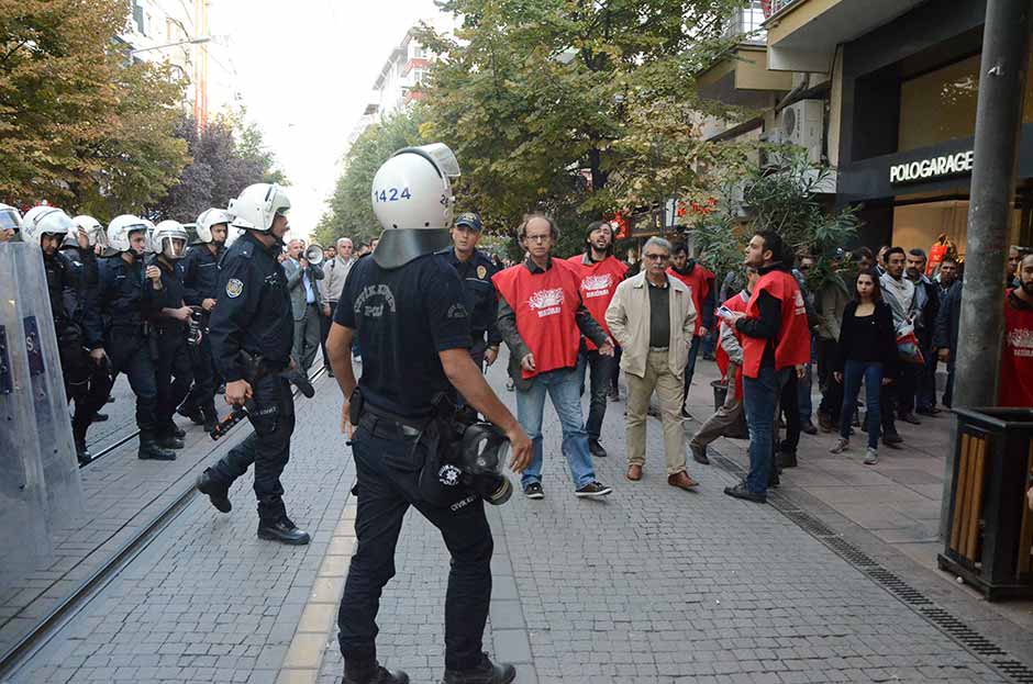 Eskişehir'de izinsiz bildiri dağıttıkları gerekçesiyle 25 kişi gözaltına alındı.