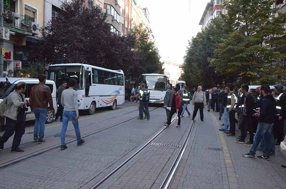 Eskişehir'de izinsiz bildiri dağıttıkları gerekçesiyle 25 kişi gözaltına alındı.