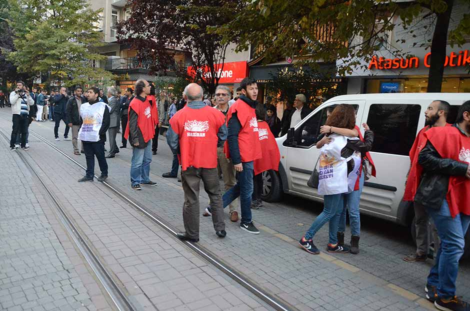 Eskişehir'de izinsiz bildiri dağıttıkları gerekçesiyle 25 kişi gözaltına alındı.