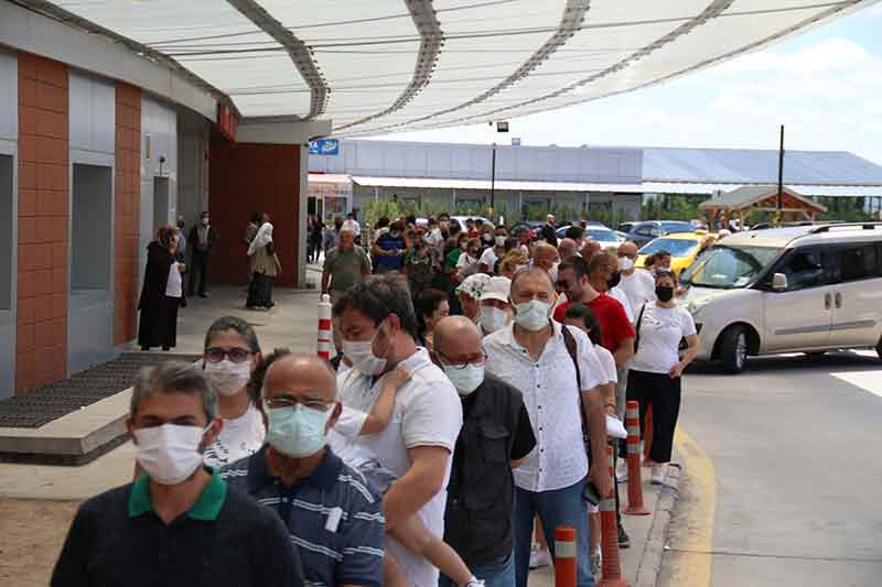 Sağlık Bakanı Fahrettin Koca sosyal medya üzerinden yayımladığı mesajında şu ifadelere yer vermişti: “Omicron’a bağlı vakalar Türkiye’de de artış gösteriyor. Bayramda dikkat etmeli. Maskeyi zaruri kılan ortamlar biliniyor. 50 yaş üstüyle risk grubundakilerin son aşıları üzerinden 6 ay geçmişse hatırlatma dozunu ısrarla öneriyoruz. Aşıya bizim verdiğimiz önemi sizler de verin.”