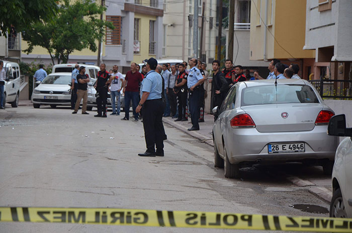 Eskişehir'de, eline aldığı bıçakla rastgele bir daireye giren ve üniversite öğrencisi genç kızı rehin alan şahıs, ikna çabaları sonuç vermeyince düzenlenen operasyonla yakalandı.