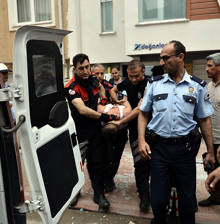 Eskişehir'de, eline aldığı bıçakla rastgele bir daireye giren ve üniversite öğrencisi genç kızı rehin alan şahıs, ikna çabaları sonuç vermeyince düzenlenen operasyonla yakalandı.