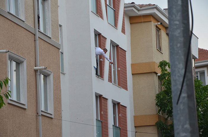 Eskişehir'de, eline aldığı bıçakla rastgele bir daireye giren ve üniversite öğrencisi genç kızı rehin alan şahıs, ikna çabaları sonuç vermeyince düzenlenen operasyonla yakalandı.