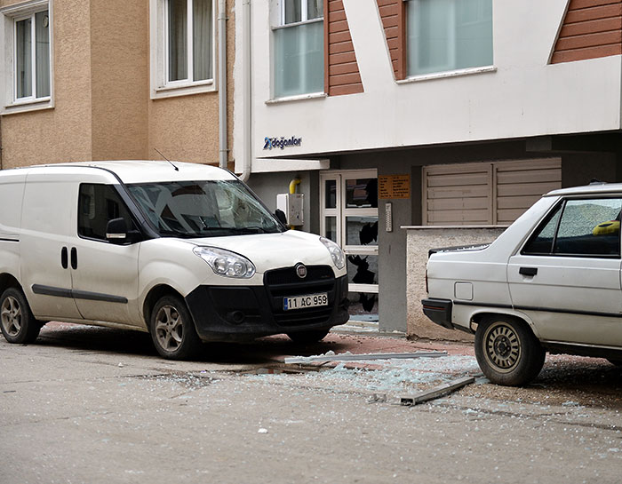 Eskişehir'de, eline aldığı bıçakla rastgele bir daireye giren ve üniversite öğrencisi genç kızı rehin alan şahıs, ikna çabaları sonuç vermeyince düzenlenen operasyonla yakalandı.