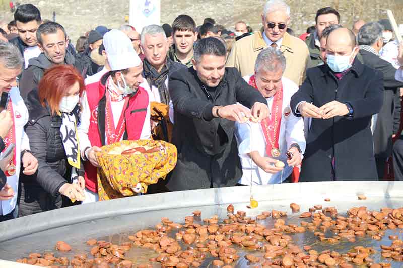 İlçedeki Metin Yurdanur Açık Hava Heykel Müzesi Alanı’nda düzenlenen festivalde yöresel lezzetlerin de tadına bakan vatandaşlar, güneşli havanın da tadını çıkardı. Etkinlikte temsili Nasreddin Hoca Ömer Özgeneci, temsili kıyafet giyerek vatandaşları eğlendirdi.