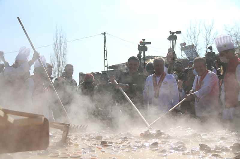 Eskişehir’in Sivrihisar ilçesinde altıncısı düzenlenen Dövme Sucuk Festivali’nde yeni bir rekora imza atılarak, dünyanın en büyük sucuklu yumurtası yapıldı.