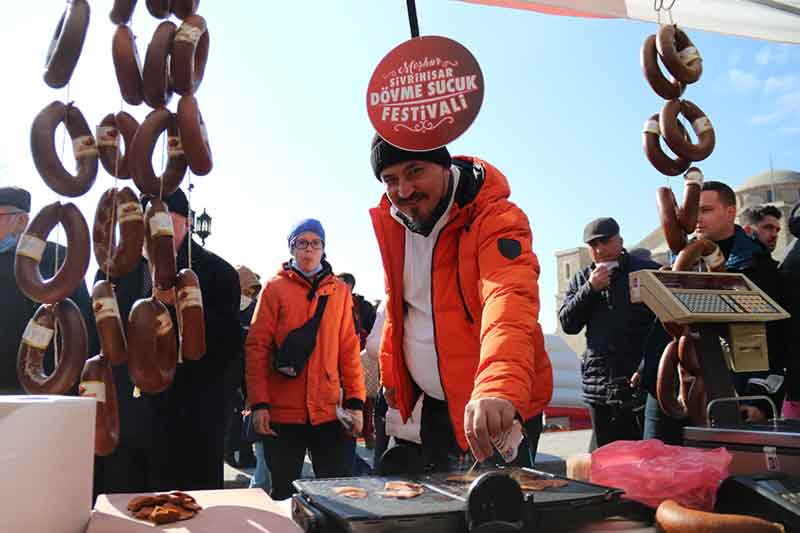 Eskişehir’in Sivrihisar ilçesinde altıncısı düzenlenen Dövme Sucuk Festivali’nde yeni bir rekora imza atılarak, dünyanın en büyük sucuklu yumurtası yapıldı.