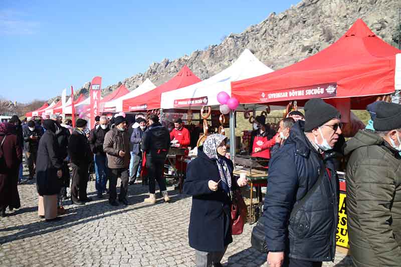 Eskişehir’in Sivrihisar ilçesinde altıncısı düzenlenen Dövme Sucuk Festivali’nde yeni bir rekora imza atılarak, dünyanın en büyük sucuklu yumurtası yapıldı.