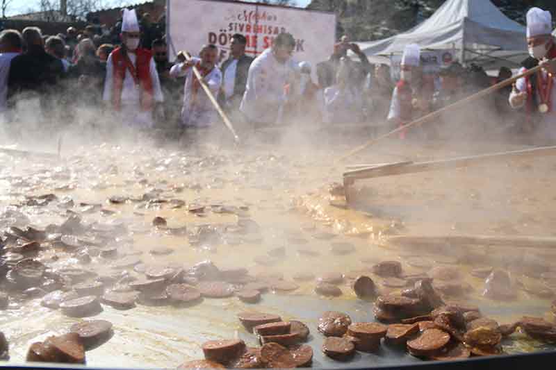 Eskişehir’in Sivrihisar ilçesinde altıncısı düzenlenen Dövme Sucuk Festivali’nde yeni bir rekora imza atılarak, dünyanın en büyük sucuklu yumurtası yapıldı.