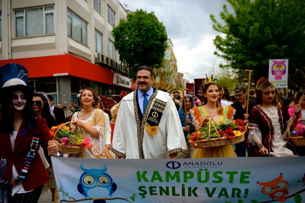 Anadolu Üniversitesinin (AÜ) Bahar Şenlikleri kapsamında birbirinden ilginç kostümler giyen öğrenciler, Rektör Prof. Dr. Şafak Ertan Çomaklı ile kentte yürüyüş yaptı.