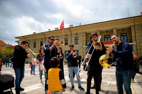 Anadolu Üniversitesinin (AÜ) Bahar Şenlikleri kapsamında birbirinden ilginç kostümler giyen öğrenciler, Rektör Prof. Dr. Şafak Ertan Çomaklı ile kentte yürüyüş yaptı.