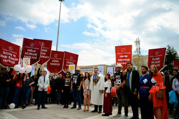 Anadolu Üniversitesinin (AÜ) Bahar Şenlikleri kapsamında birbirinden ilginç kostümler giyen öğrenciler, Rektör Prof. Dr. Şafak Ertan Çomaklı ile kentte yürüyüş yaptı.