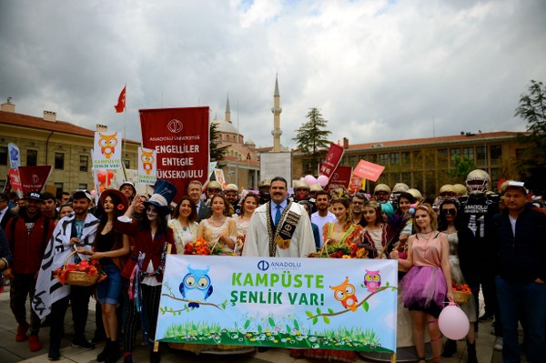 Anadolu Üniversitesinin (AÜ) Bahar Şenlikleri kapsamında birbirinden ilginç kostümler giyen öğrenciler, Rektör Prof. Dr. Şafak Ertan Çomaklı ile kentte yürüyüş yaptı.