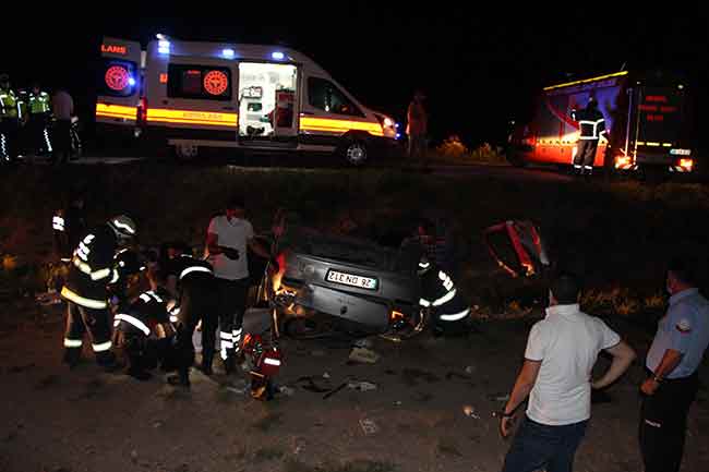 Yaşanan çarpışmanın etkisiyle her iki otomobil de şarampole devrildi. Takla atarak durabilen Küçük ailesinin içinde bulunduğu otomobilde 4 kişi araç içinde sıkışırken, Müzeyyen Küçük, olay yerinde hayatını kaybetti. 