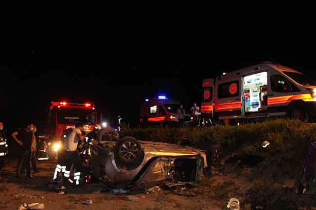 Eskişehir’de, oğullarının kız isteme merasiminden dönen bir ailenin bulunduğu otomobil, karşı şeritten gelen araçla çarpışarak takla attı. Kazada, 5 kişilik ailenin bulunduğu otomobilde 1 kadın hayatını kaybederken, kazaya karışan araçtaki sürücü dahil 5 kişi ise yaralandı.