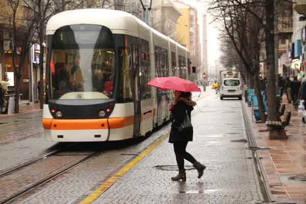  Meteorolojinin verilerine göre hava sıcaklığının en yüksek 10 dereceye ulaşması beklenen kentte...