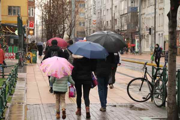 ...yağmur nedeniyle şemsiyeleriyle dışarı çıkan vatandaşlar kartpostallık manzaralar oluşturdu. 