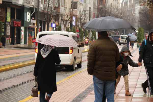 Eskişehir’de öğle saatlerinden itibaren etkili olan yağmur nedeniyle tedbirli olarak şemsiyeleriyle dışarı çıkan vatandaşlar ıslanmaktan korundu.