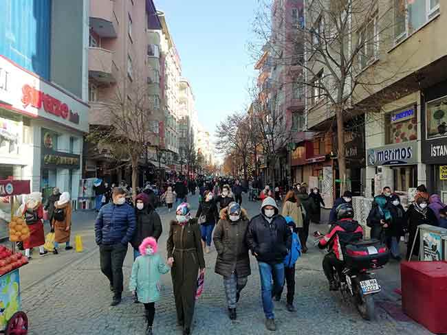 Eskişehir'de koronavirüs (Covid-19) tedbirleri kapsamında uygulanan sokağa çıkma kısıtlaması öncesi ve sonrasında vatandaşlar kentin işlek caddelerini doldurdu.