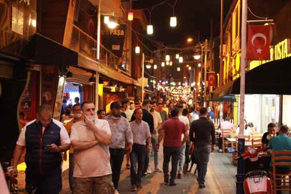 Eskişehir’in gece kalabalıklarında maske ve sosyal mesafenin göz ardı edildiği görüntüler endişe uyandırıyor.