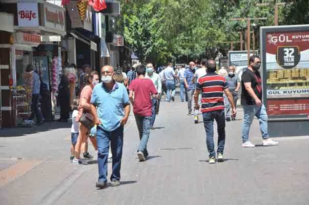 Eskişehir’de Kurban Bayramı’nın son günü oldukça hareketli geçti. Kentin en işlek caddelerini dolduran vatandaşlar, zaman zaman sosyal mesafe kuralını da hiçe saydı. (Haber: Hilal Köver)